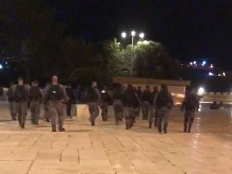  شهود عيان: الشرطة تقتحم المسجد الاقصى وتجبر المعتكفين على اغلاق أبوابه